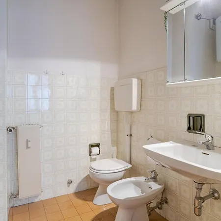 Guesthost - Lovely Lakeview Flat In * Dongo